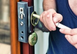 Read more about the article Why Should I Hire a Professional Locksmith?