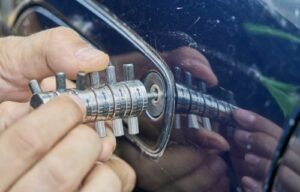 Read more about the article Signs You Need an Automotive Locksmith